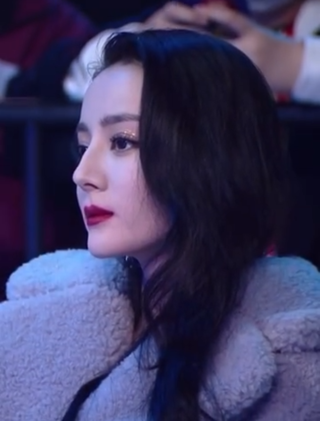 迪丽热巴高开衩长裙大秀身材,撩吊带魅惑诱人,网友:姐姐好会扭