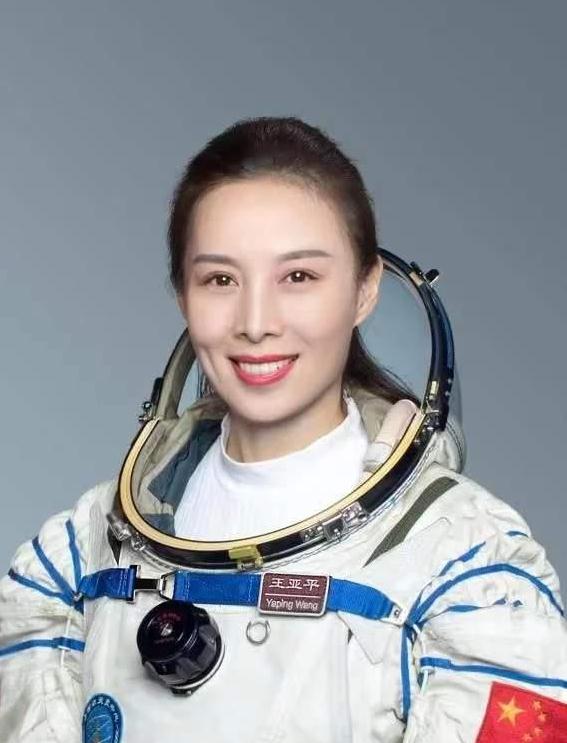 女航天员王亚平学历曝光，竟是北大女博士，上天了也不忘“授课”