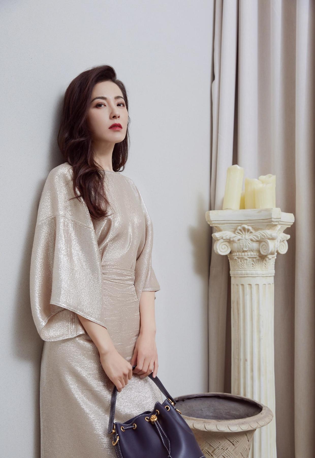 曾黎真是"天使脸孔尤物身材",穿一字裙配长卷发,气质惊艳撩人