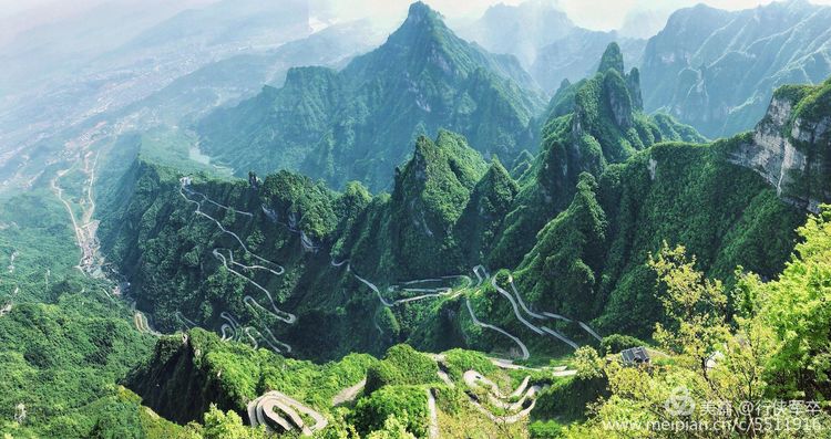 玉壶峰下松涛起，天界佛国掸尘埃！走遍千山万岭，唯天门山独有