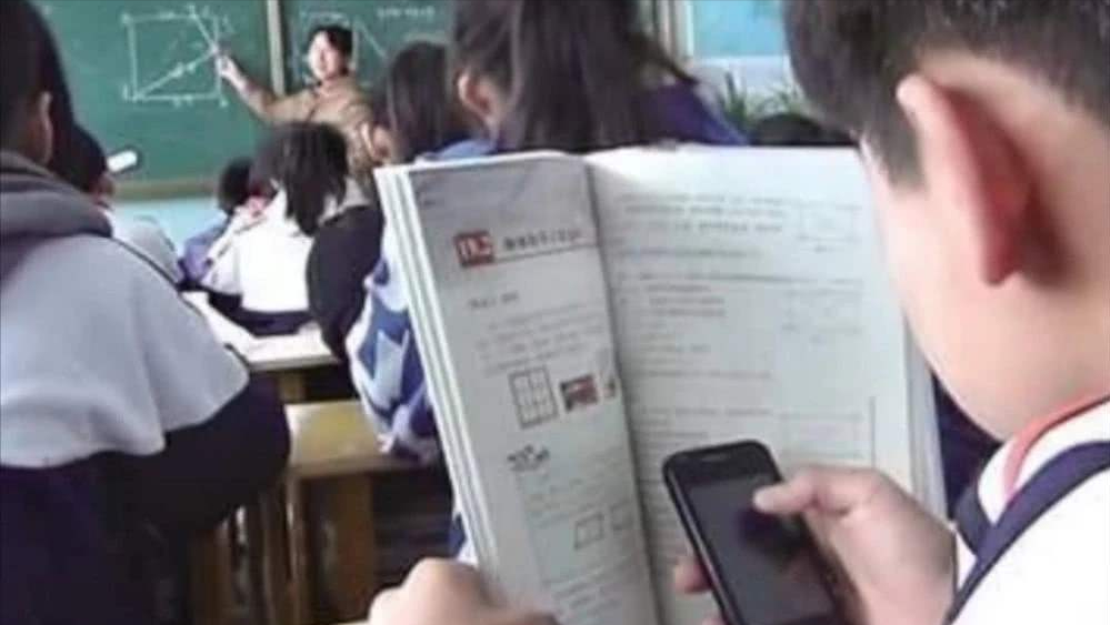 学生带手机进校园，老师没收、保管有风险