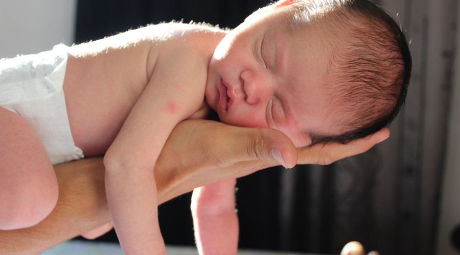 新生宝宝有五个特点，三个护理要点，学会这些更懂照顾新生儿