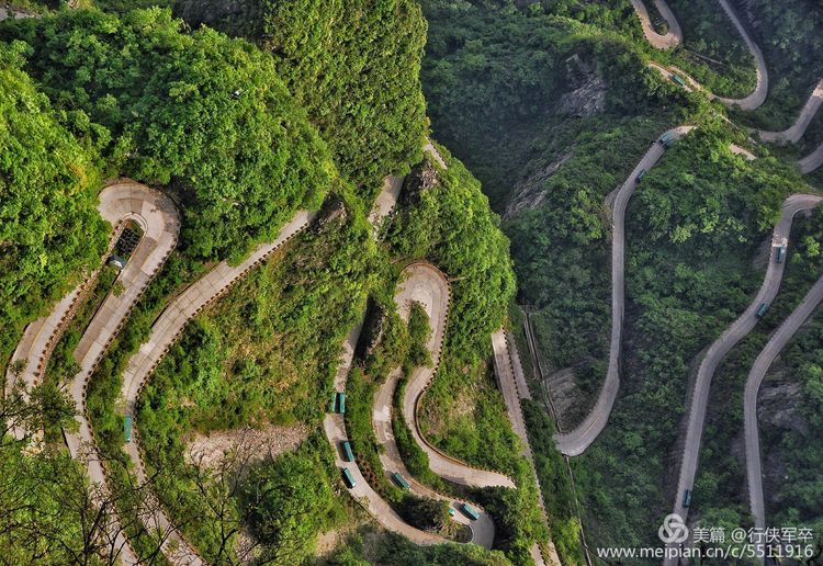 玉壶峰下松涛起，天界佛国掸尘埃！走遍千山万岭，唯天门山独有