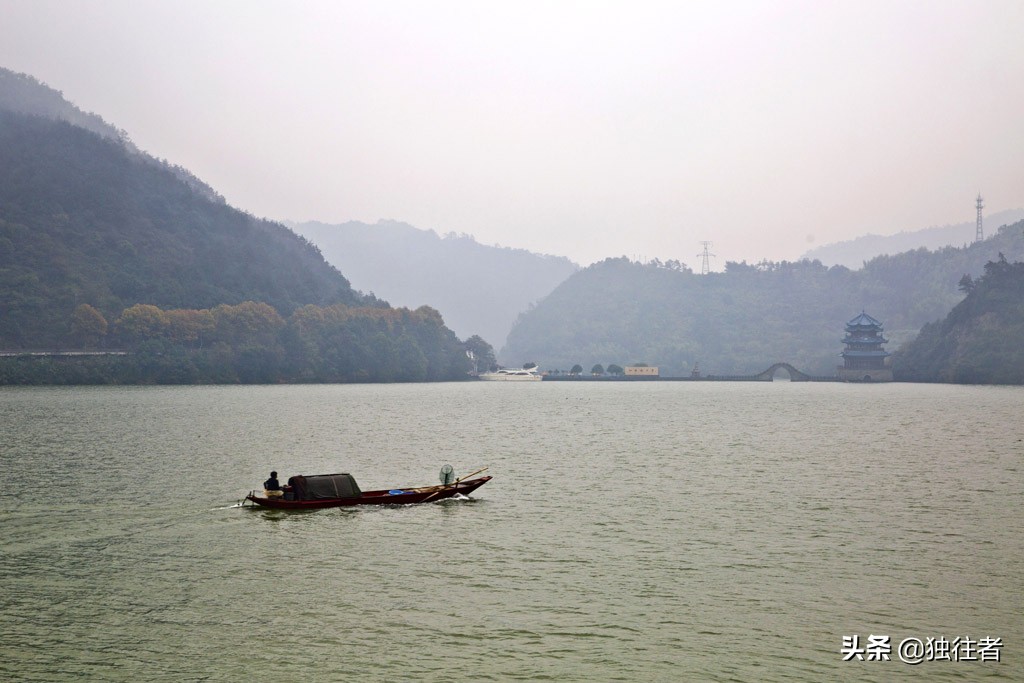 水中有山，山绕水生，水行山中，富春江一幅淡雅的水墨画卷
