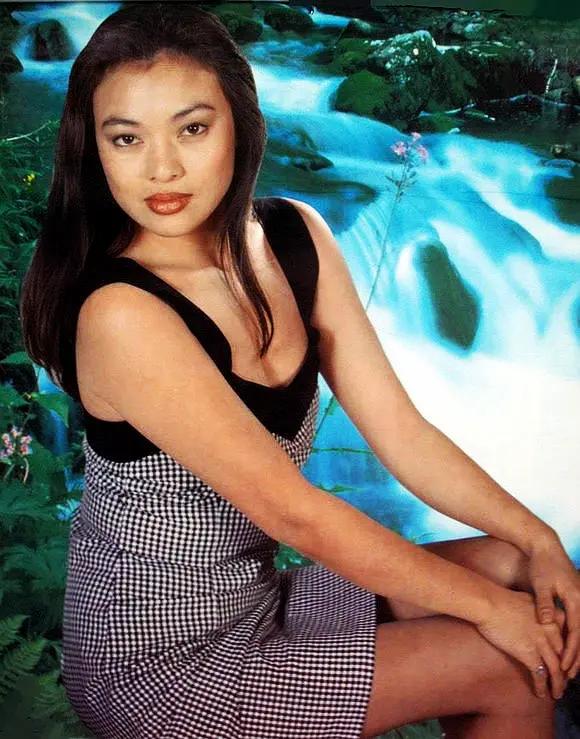 陈婷:19岁开始连生3个娃,嫁给大31岁的张艺谋,值得吗?