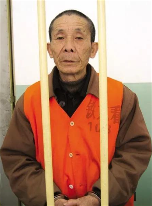2008年，七旬老人故意抢劫入狱“养老”，被捕时笑着说：判重一些