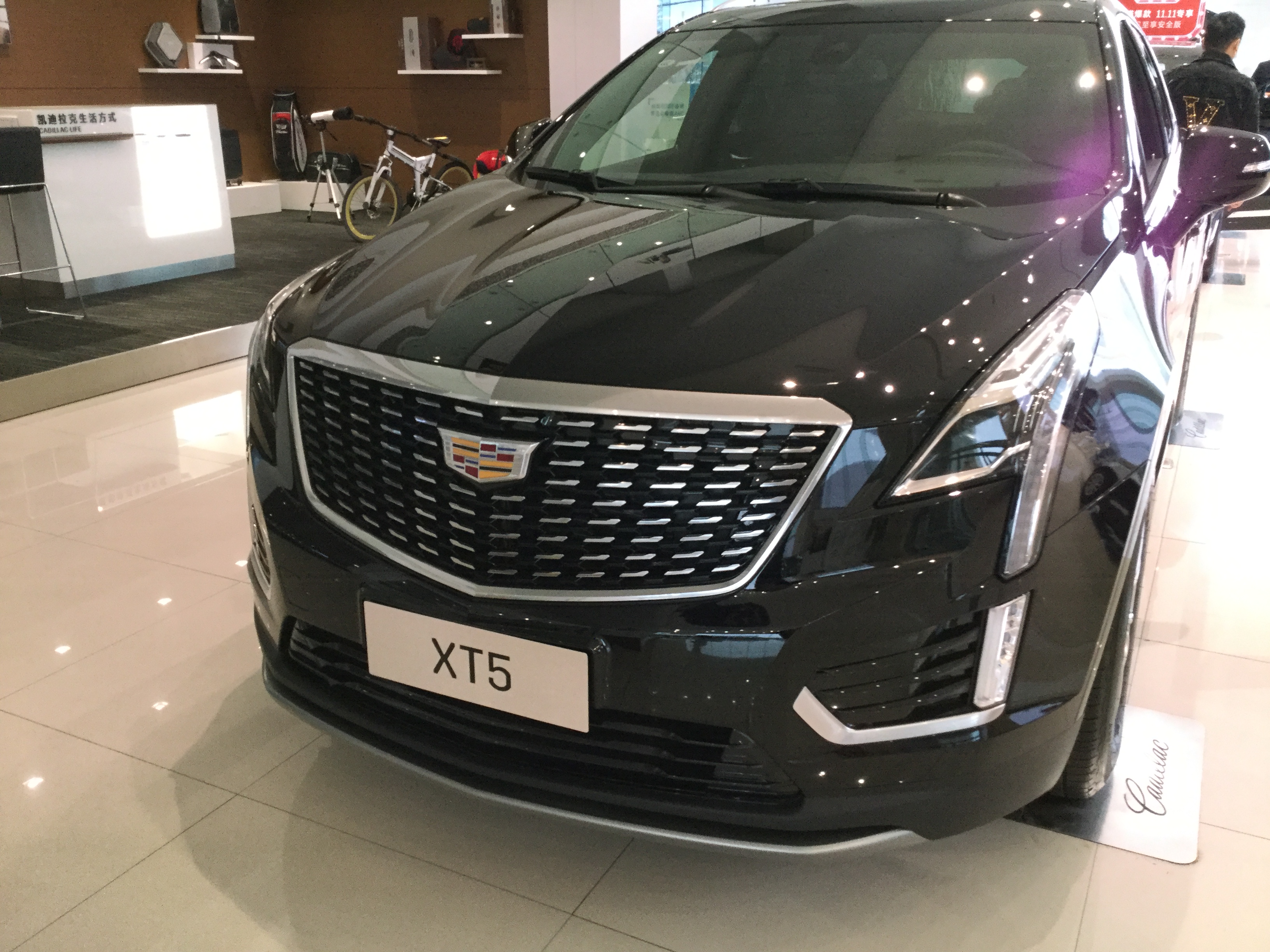 2021款凯迪拉克xt5到店实拍!黑色涂装质感足,配2.0t