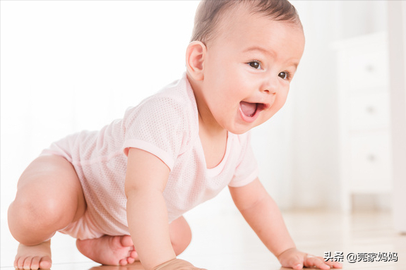 婴儿几个月可以爬行（宝宝多大开始学走路）