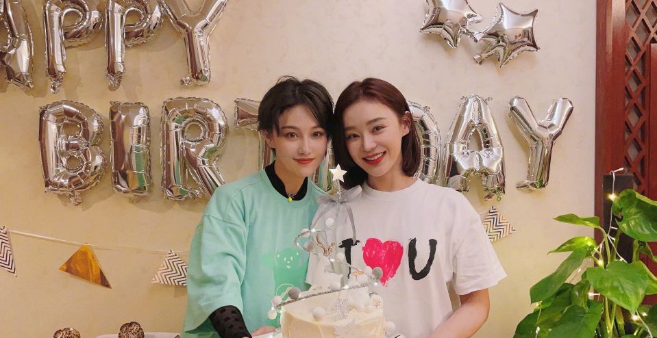 袁姗姗过34岁生日，闺蜜张馨予甜蜜相陪，好友孙坚隔空送祝福！