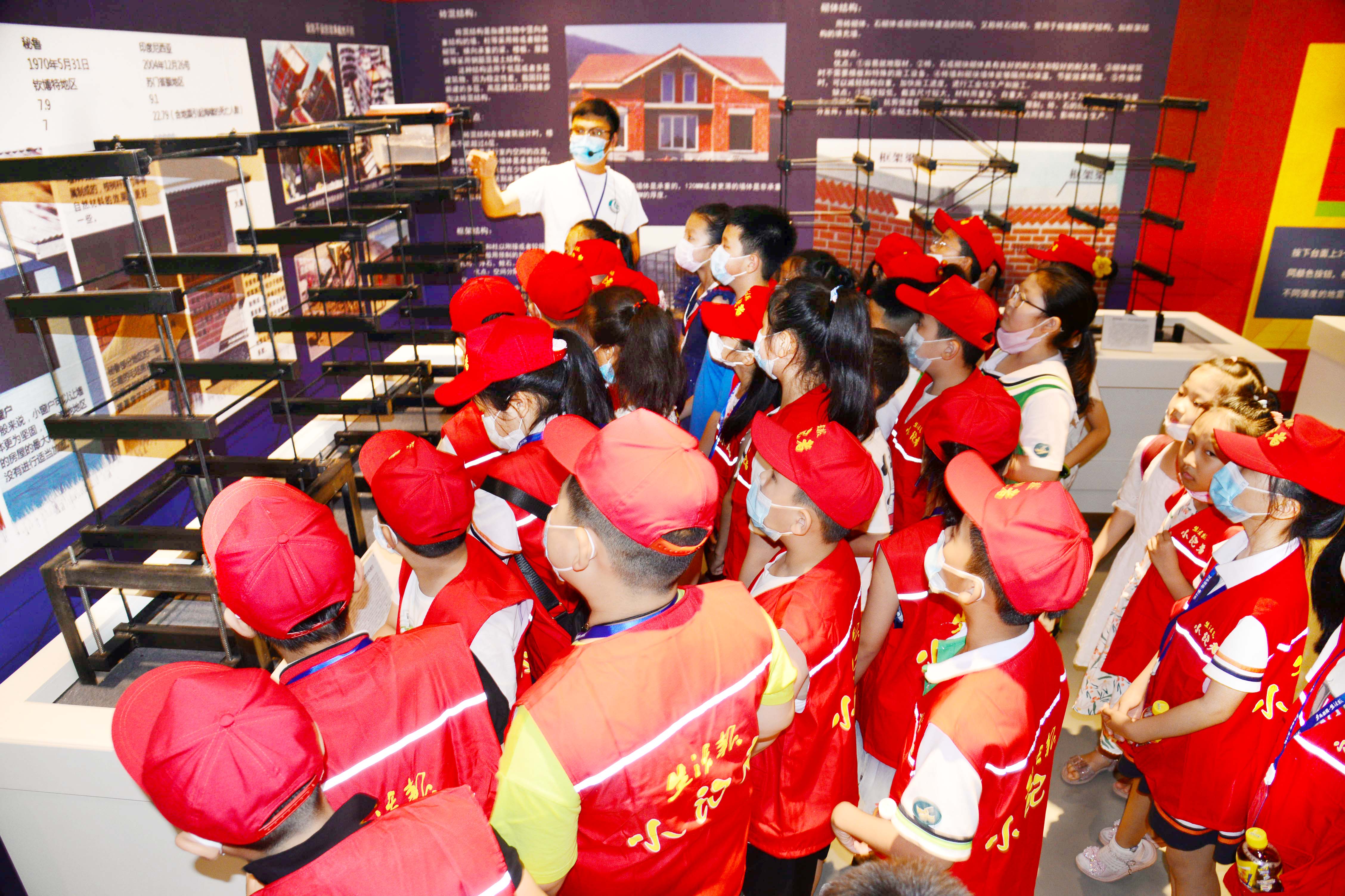 观看科普动画片、体验7.5级地震…33名龙头新闻·生活报小记者走进防震减灾科普馆