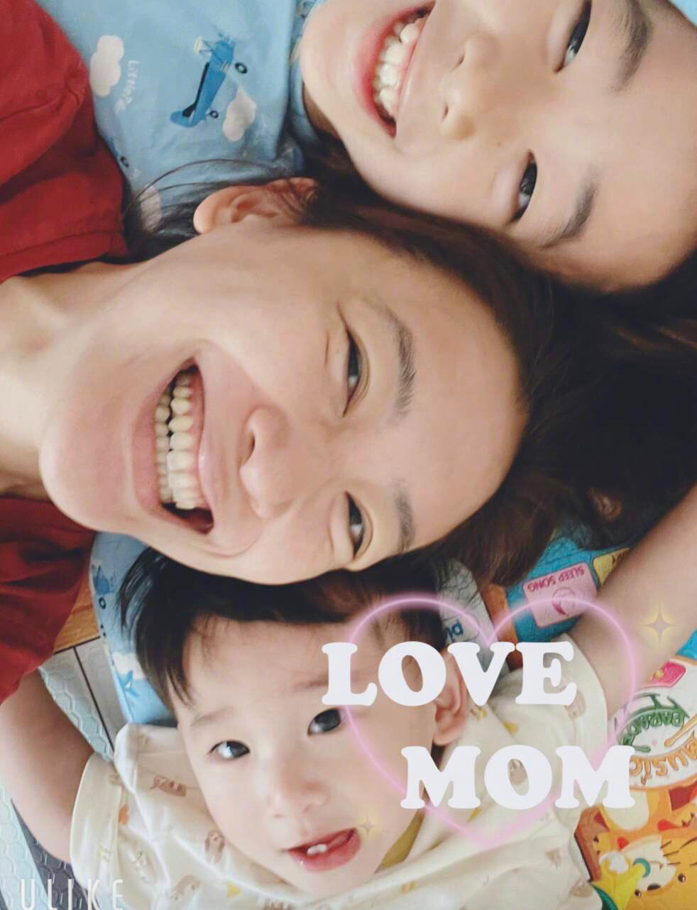 54岁陈小春晒父子合照，1岁小儿子发量惊人，与