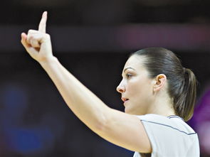 为什么nba女裁判都很强壮(NBA最美女裁判，球场遭遇“咸猪手”，还被人挤成“三明治”)