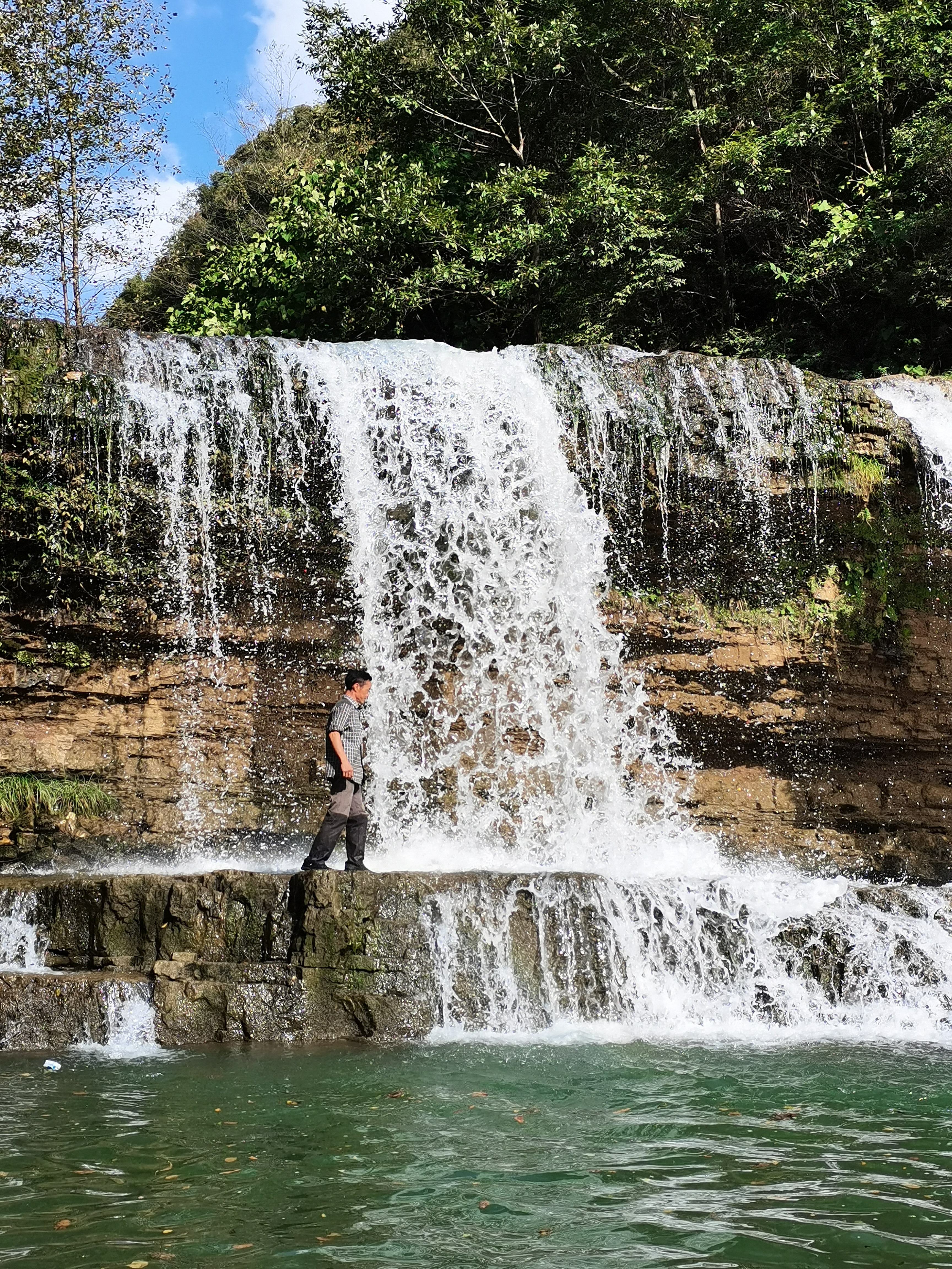 赫章双龙瀑布,高15米宽40米,飞花碎玉,飞流直下,藏在深山老林