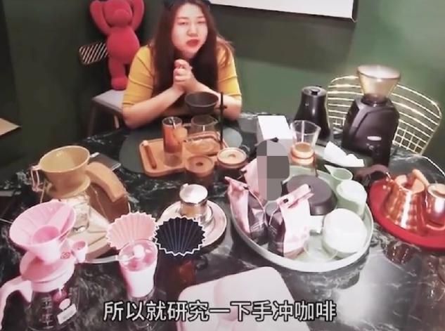 杨天真又红了？拍视频带货自己做艺人，为瘦脸字幕扭成S型