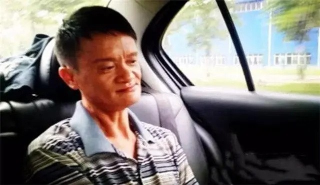 51岁四川老农撞脸马云，走红后狮子大开口要价，终黯然回乡捡蘑菇