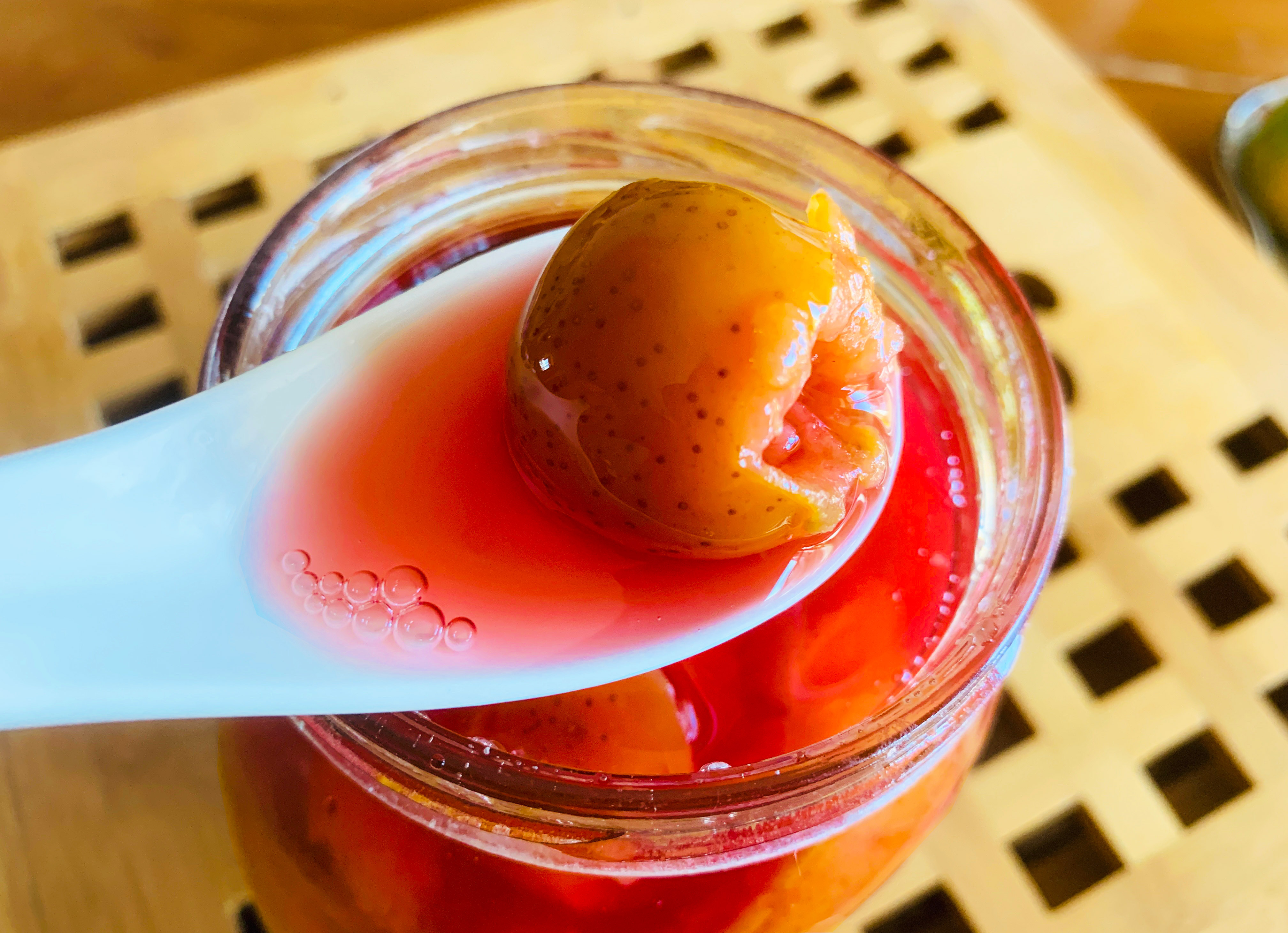 山楂不要晒干了，这样存放，明年也有鲜果吃，随时能做罐头、果酱