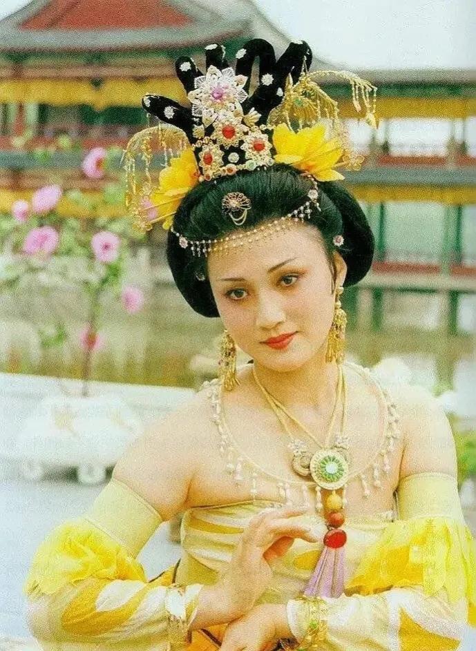 影视剧唐朝造型已落寞消失，华丽服饰不再用，高仿塑料珠子到处用