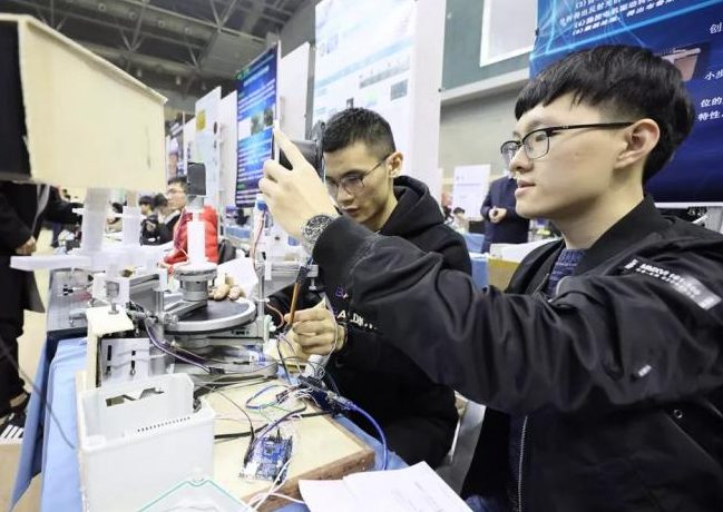 哈工程学霸“动力班”走红，保研率高达88.9%，一不小心同窗十年