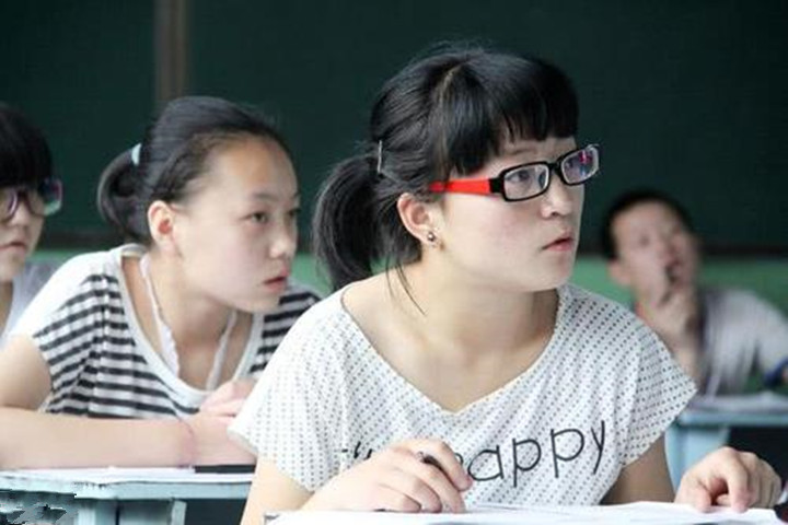 高考状元是女孩，出国留学也是女孩，女学霸越来越多，男孩去哪了