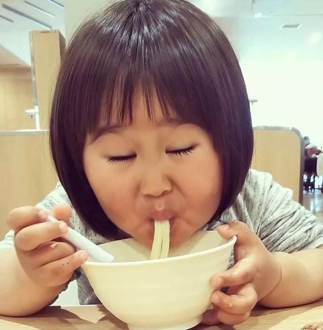 岛国这群父母专拍孩子的沙雕照片上传网络，是亲生的，没错了