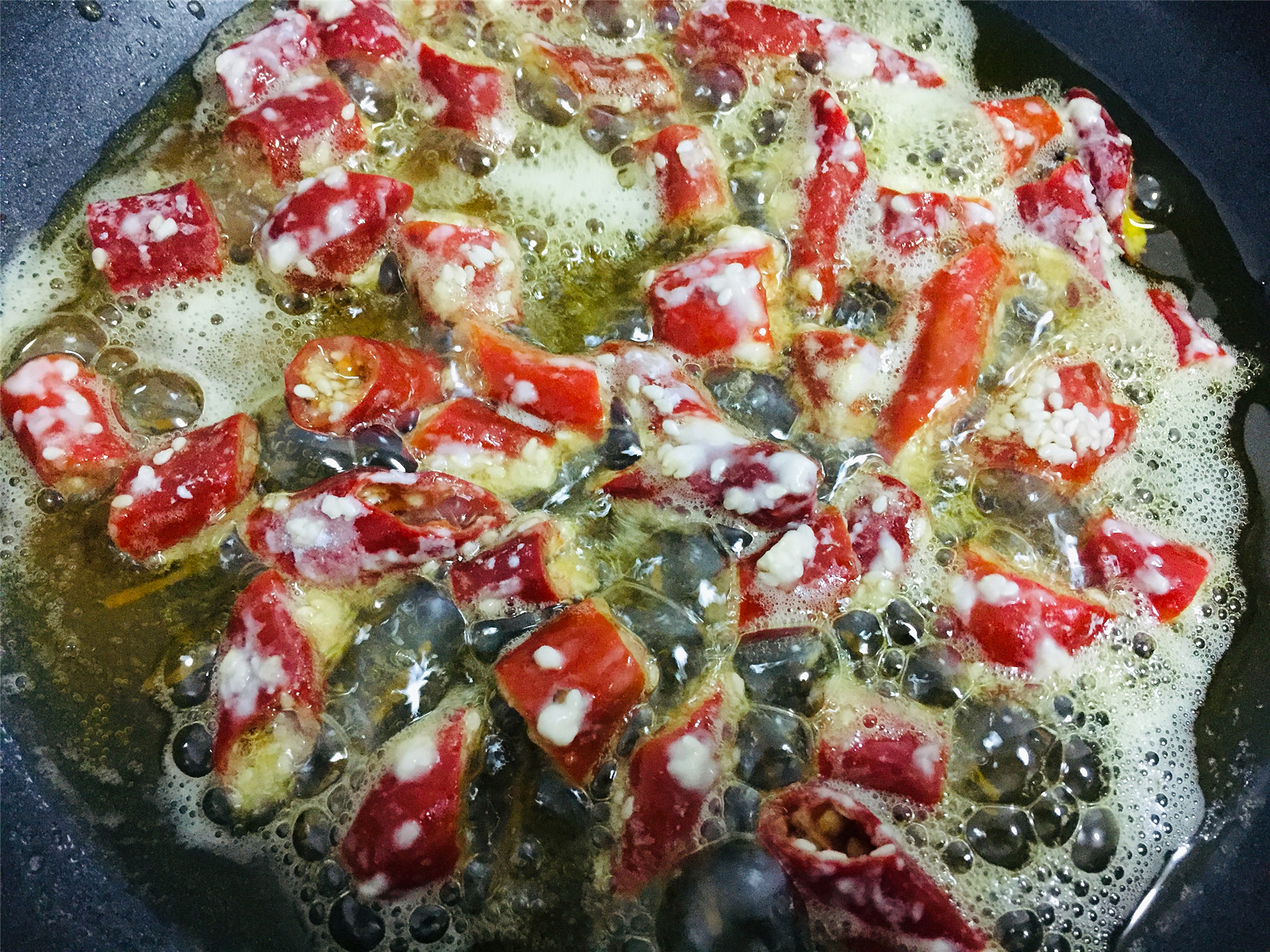 炸辣椒的做法 香酥(教你做灌满芝麻的香酥辣椒)