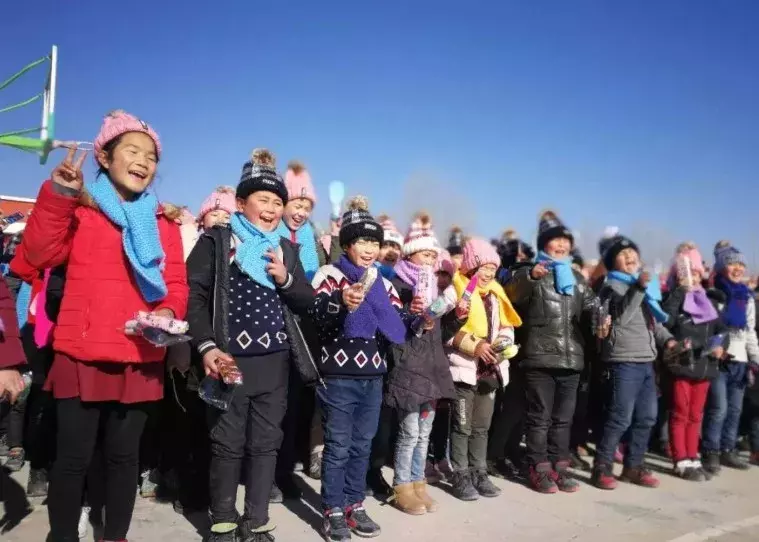 飞花送暖，拈针织爱！用你的才华和手艺，为这群孩子织就一个暖冬