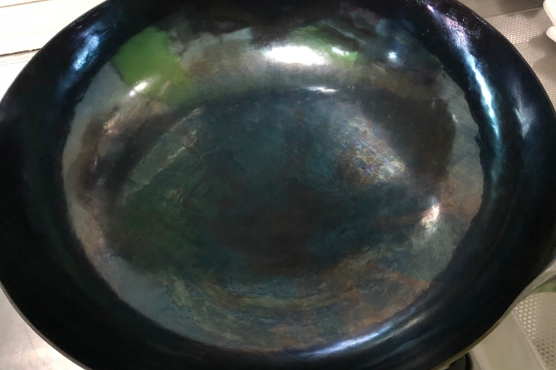 厨师长分享开锅的过程，只需一块猪皮，轻松搞定，再也不怕粘锅了