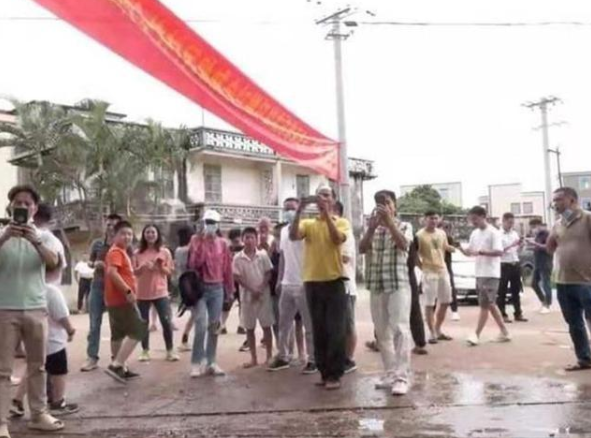 全红婵回家现场曝光！村口挤满了人，父母很欣慰