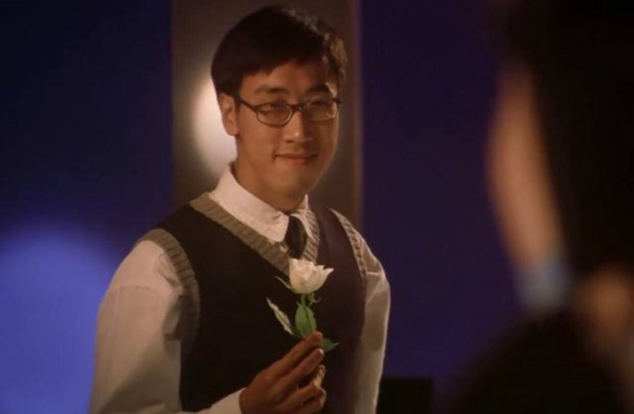 比如《少林足球》里的汽车维修员,《功夫》里欺负阿星的金丝眼镜男,给