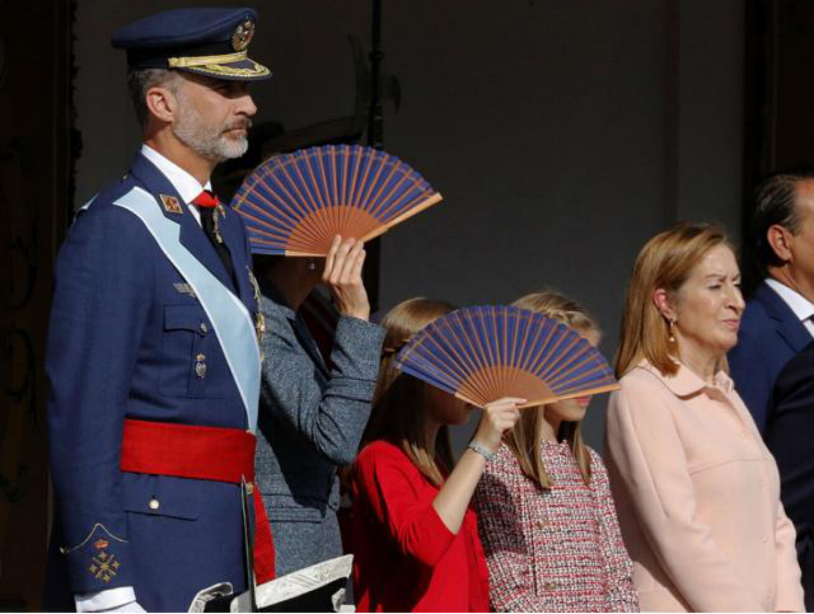 西班牙折扇文化——扇子不仅能成为一种首饰,还能用来"眉目传情&