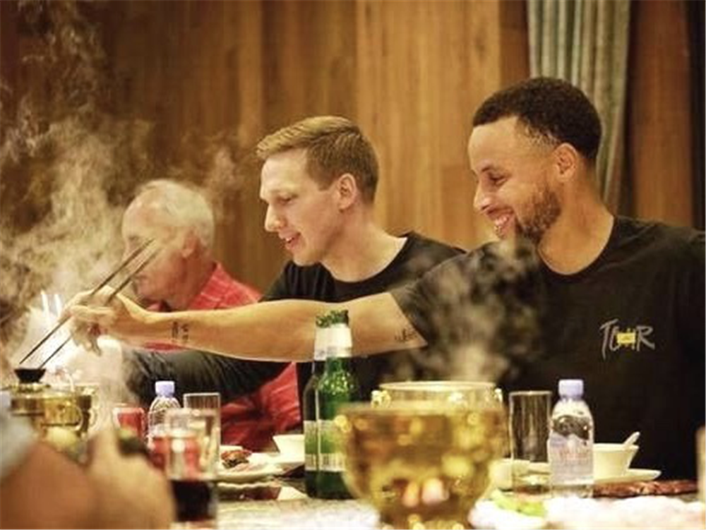 nba球星都喜欢中国哪些美食(NBA球员对中国美食的痴迷：库兹马爱饺子，霍华德亲自烤串)