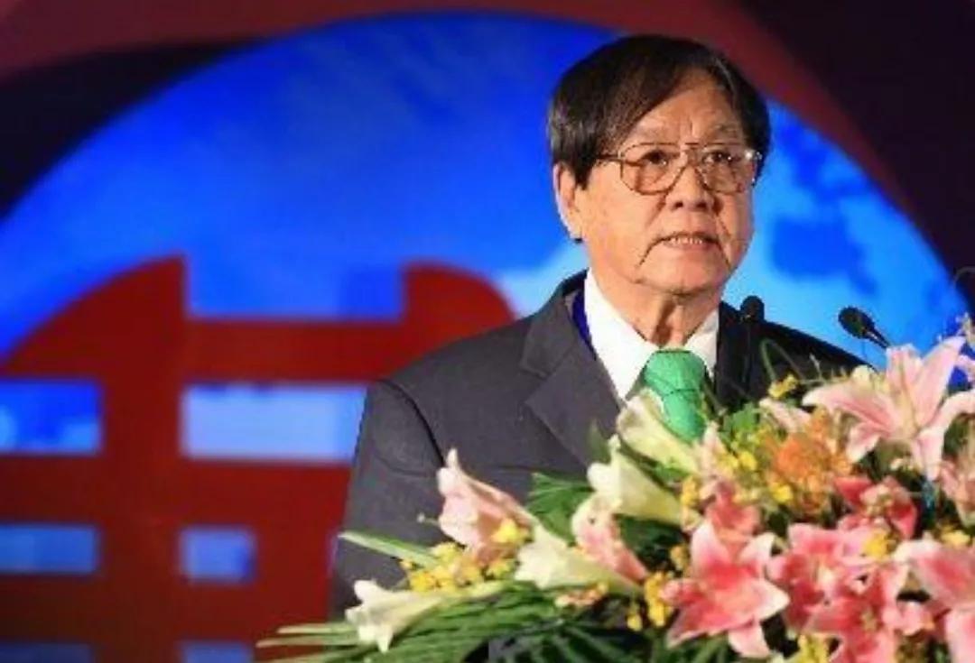 他是世界福州十邑同乡总会创会会长，马来西亚十大富豪