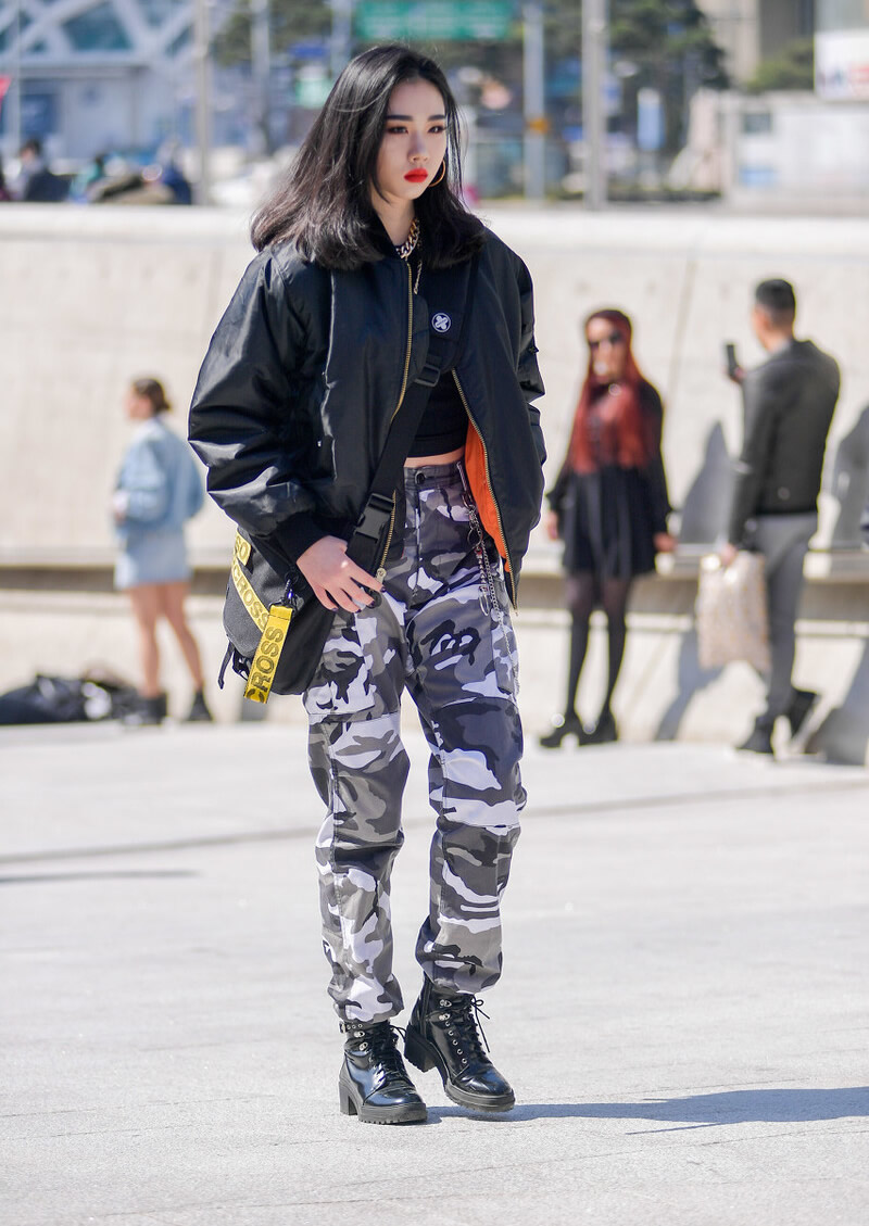 迷彩裤怎么搭配鞋子?配帆布鞋舒适青春,配高跟鞋很酷,都好看