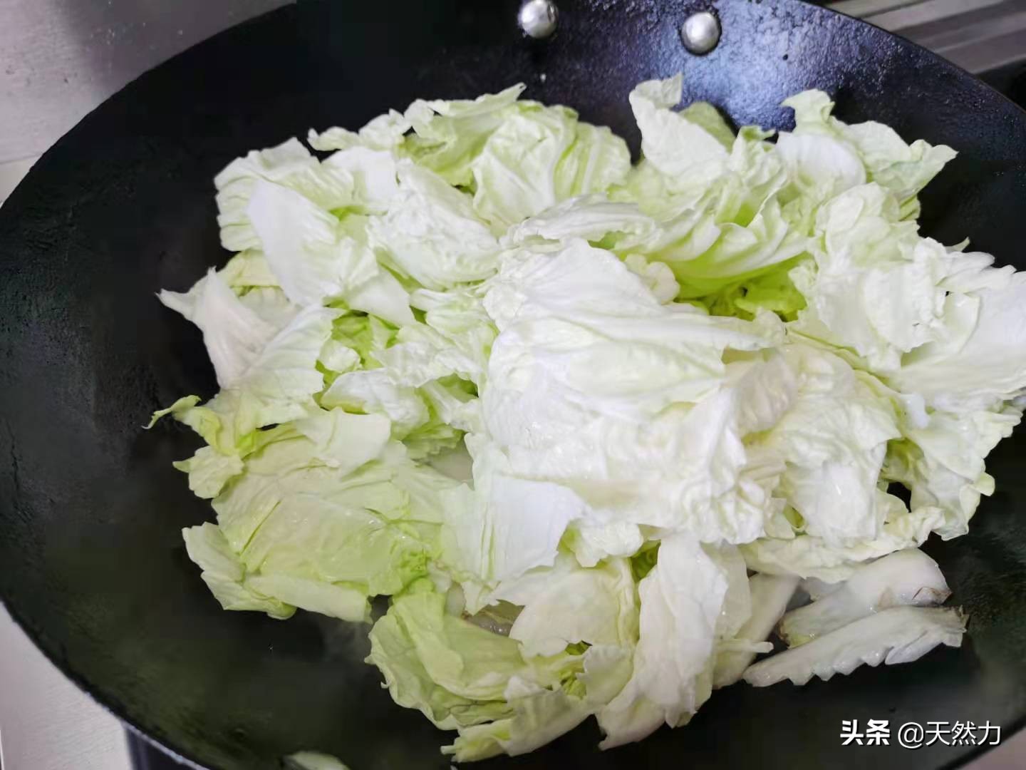 白菜猪肉炒粉条，酒店的做法，家常的味道，简直太美味了
