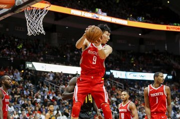 亚裔为什么不适合nba(亚裔球员立足NBA有多难？姚明只有1个，周琦再尝阿联之痛)