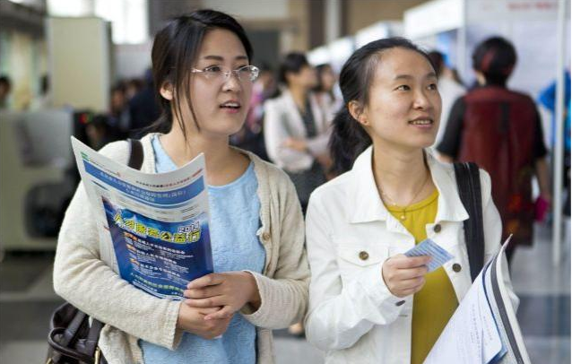 中国邮政秋招开始了，年薪不比其他“铁饭碗”差，专科生也有机会