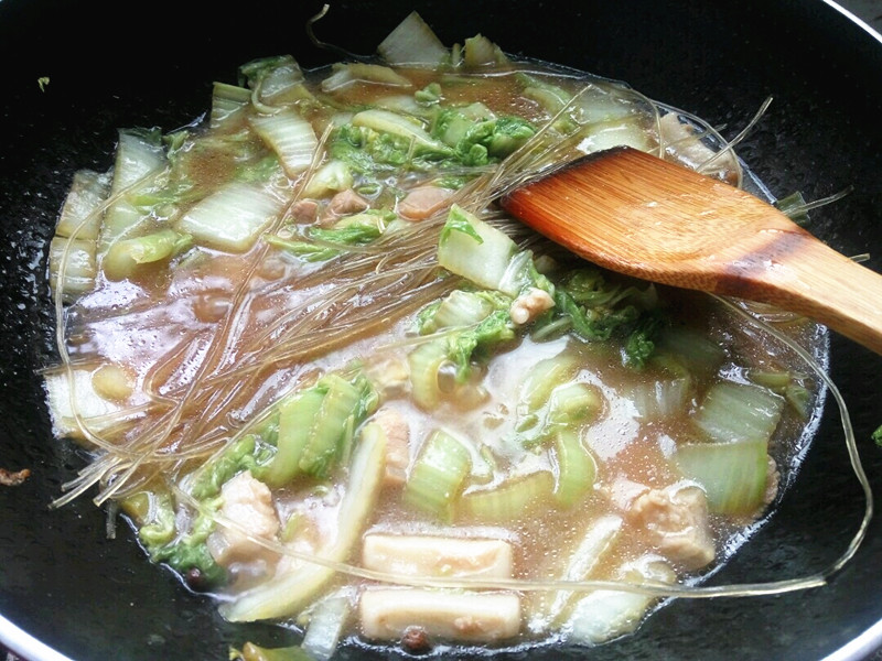 天冷，一锅热乎乎的白菜炖粉条可以安排了，暖胃还美味