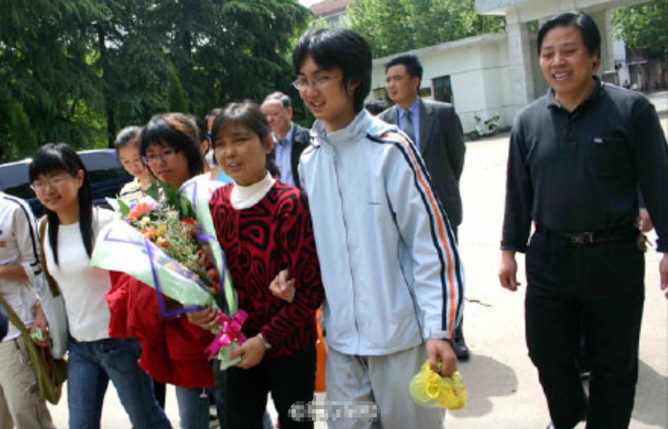 2005年，那个背母上学的男孩刘霆，10年后变性，还在选美比赛获奖