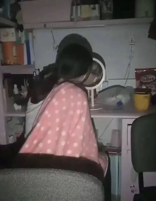 惊恐！为什么女友总是大半夜起来照镜子？已经不是第一次了