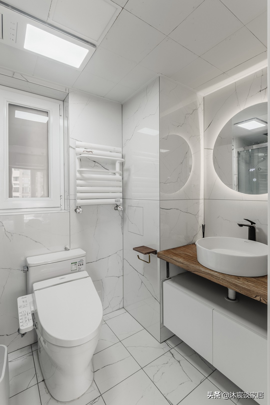 她家看着平淡，但简洁清爽，用窗帘隔出一间卧室，温馨且幸福