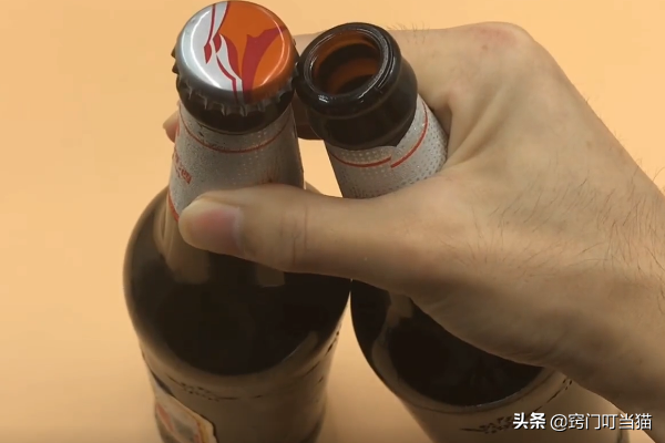 才知道，啤酒瓶盖有个“小机关”，不用开瓶器，小孩也能一秒打开