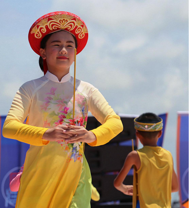 民族特色，是从越南移民来的，他们的春节有哪些特色