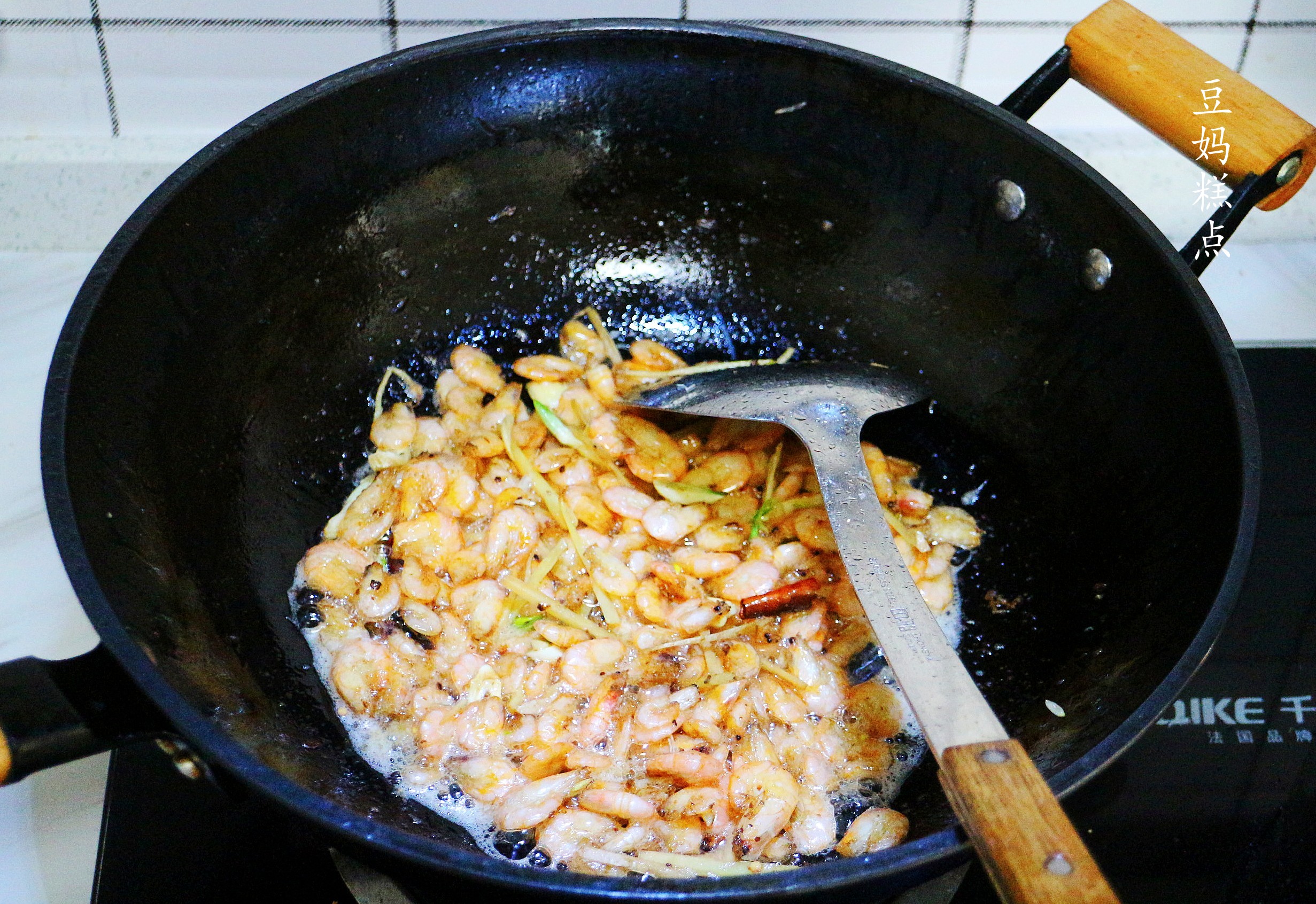韭菜炒河虾，4月正当吃，鲜香味美，特别适合孩子