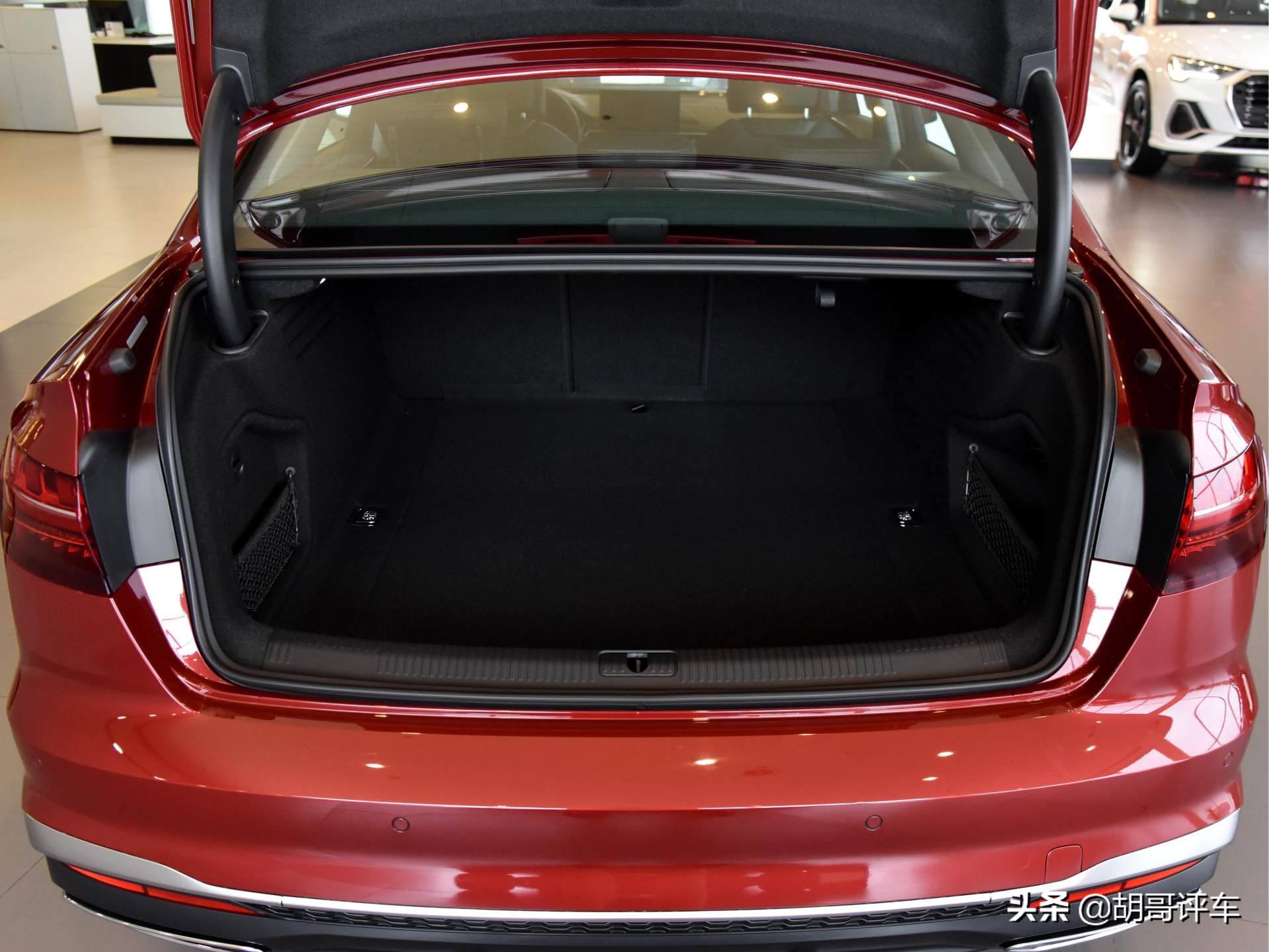 轴距超2.9米，颜值高，零百8s内，带你看奥迪A4L