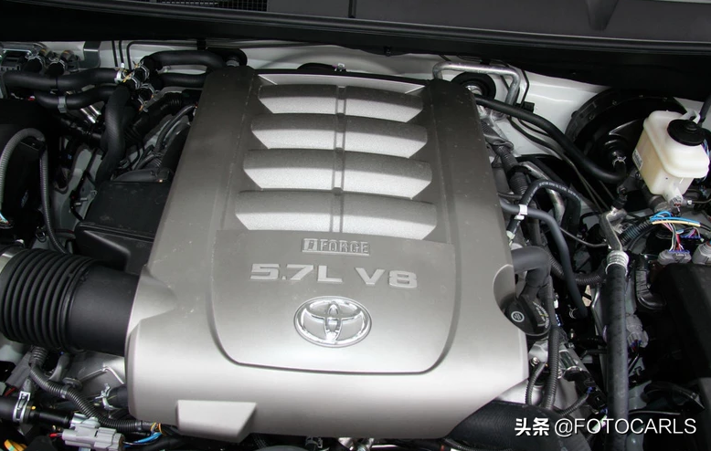 7座版丰田红杉5700实拍，5.7L自吸大V8重约3吨，土豪最爱的油老虎