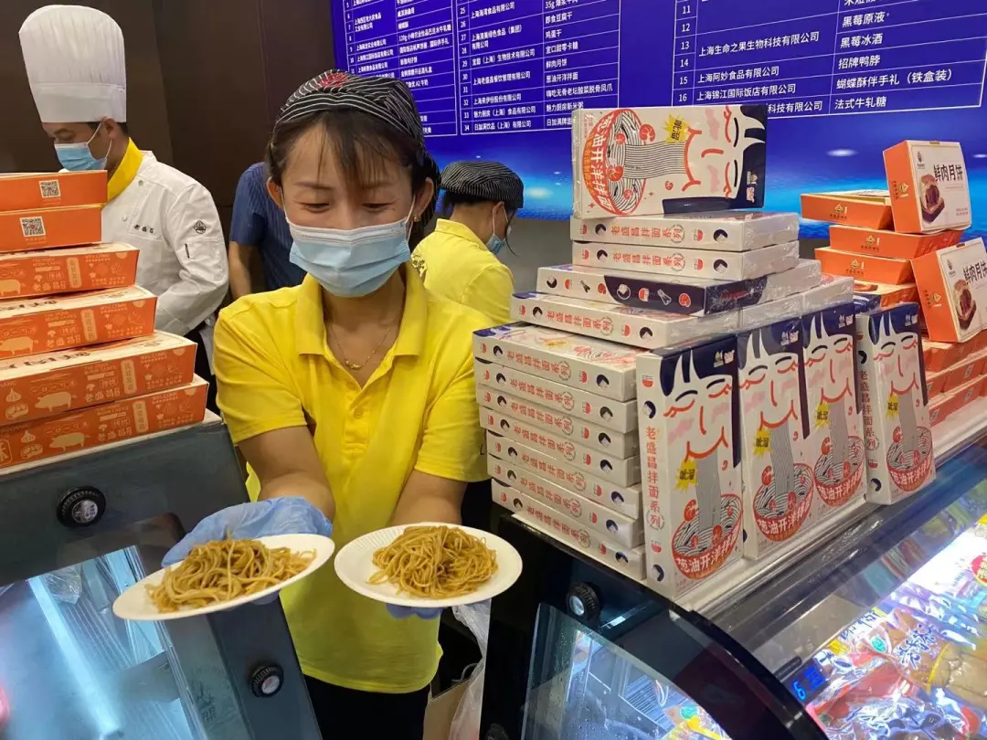 蝴蝶酥、秋梨膏、葱油拌面…哪些是你心里拿得出手的上海特色旅游食品?