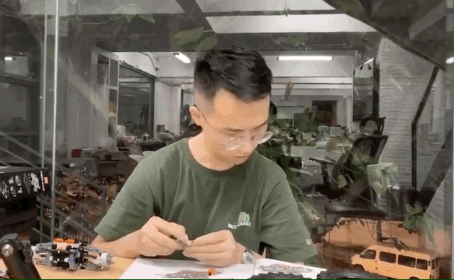958 块积木搭了 10 小时，这款1999元的乐高「越野车」，好玩吗？
