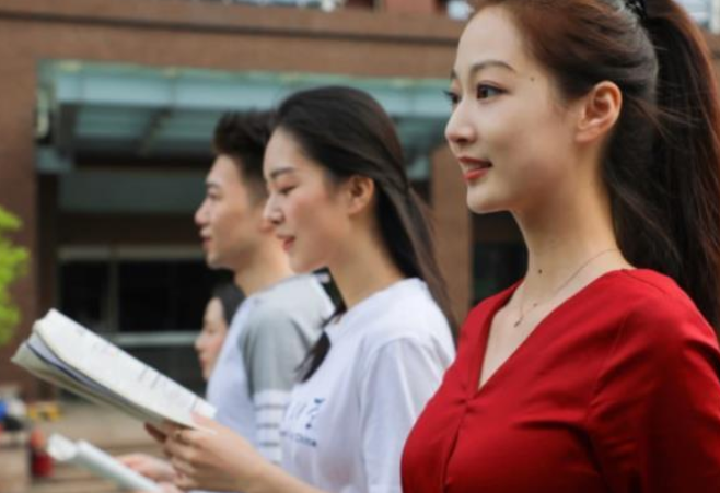 中传校花冯琳实习无缘央视，或与学历有关系，如今找到工作了吗？