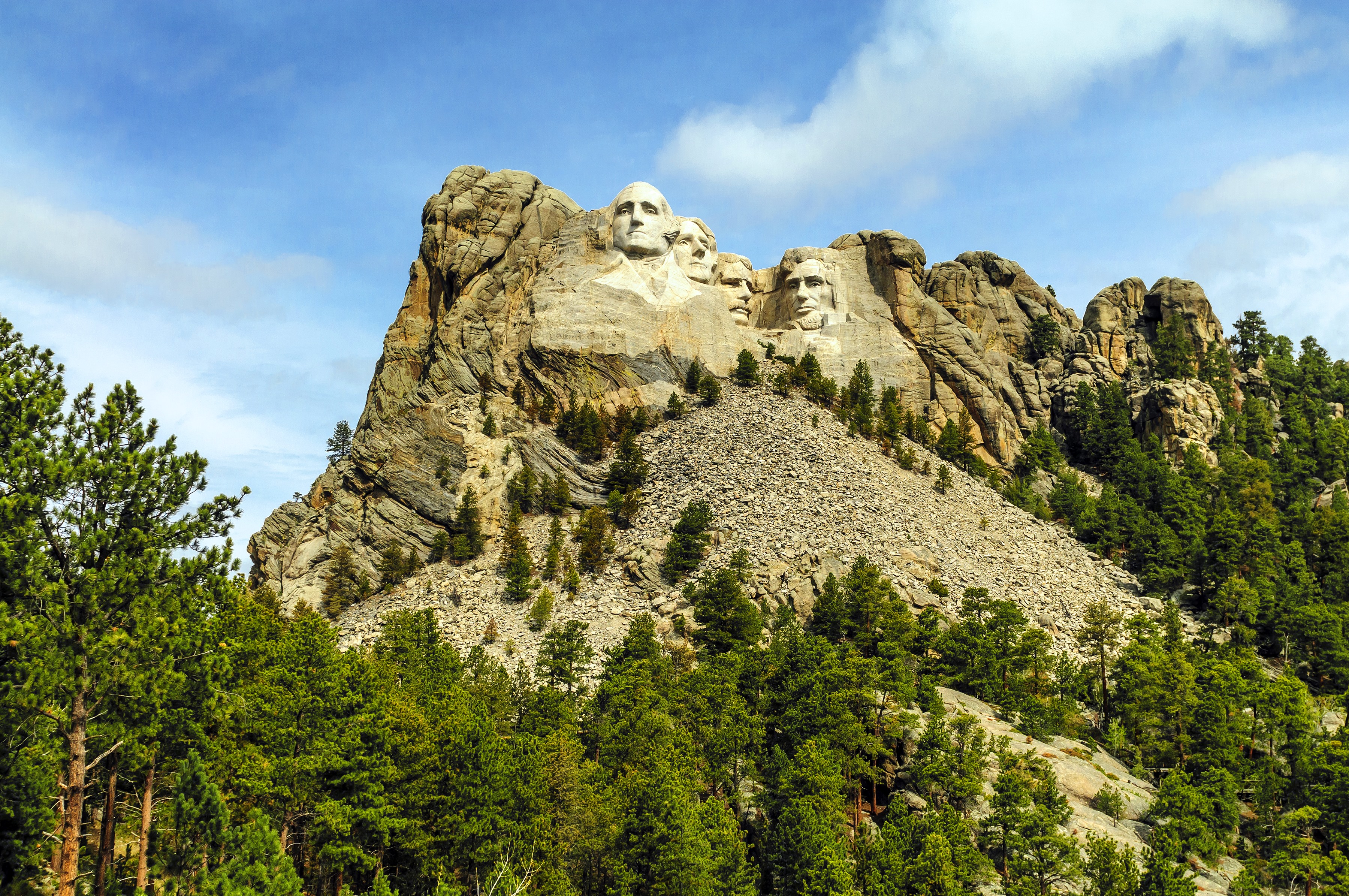 在美国的南达科他州西部,有一座拉什莫尔山国家纪念公园.