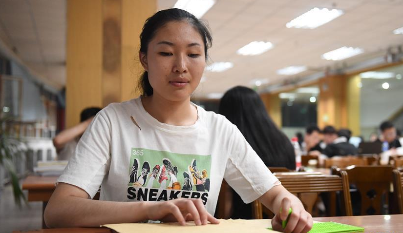 正能量！11位盲人考生参加2021高考，教育部提供专门的盲文试卷